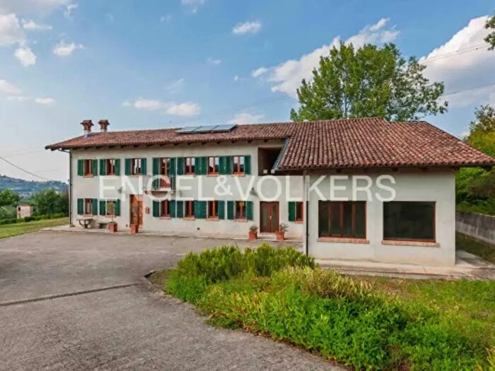 Casa con 6 locali in vendita in Via Gallo, Neive