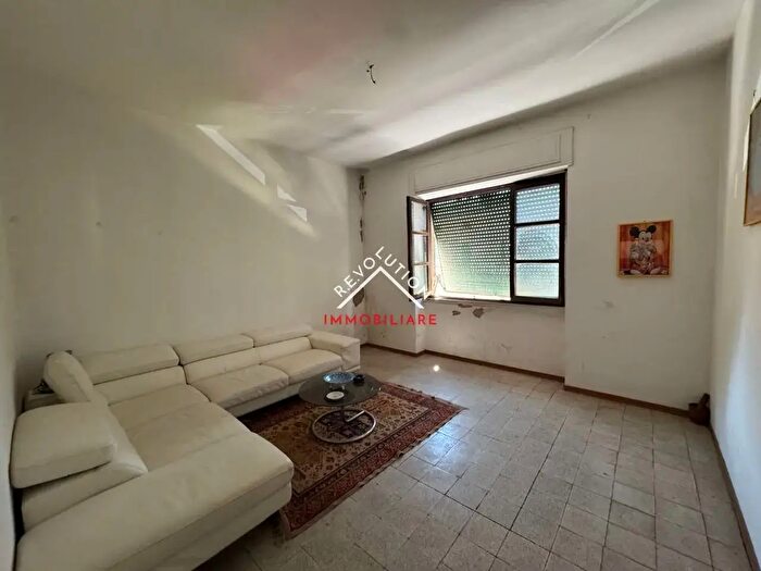 Casa con 12 locali in vendita in Via Roma, Pietralunga