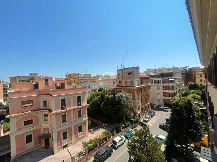 Appartamento trilocale in affitto in Via Arno, Roma