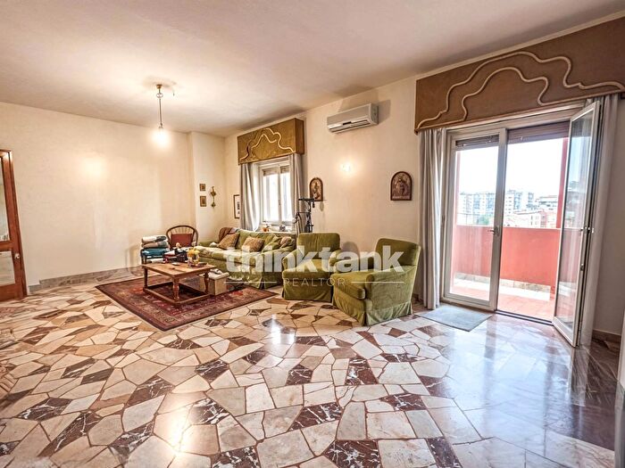 Appartamento con 5 locali in vendita in Via Asiago Snc, Catania