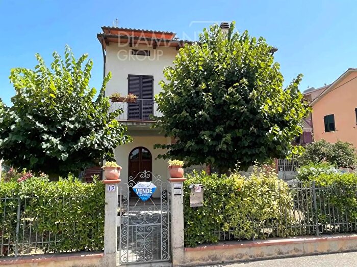 Casa con 10 locali in vendita in Castiglione Del Lago