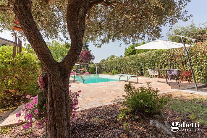 Casa con 10 locali in vendita in Pesaro