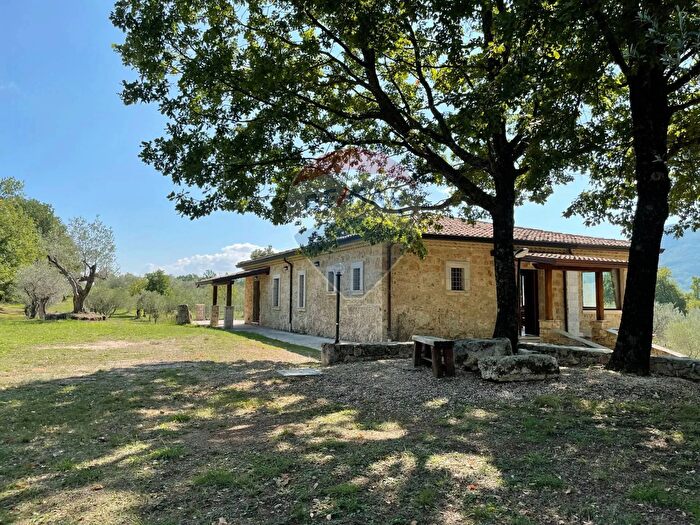 Casa con 8 locali in vendita in Rocchetta A Volturno