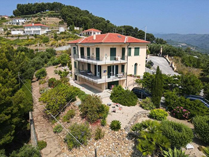 Casa con 9 locali in vendita in Costarainera