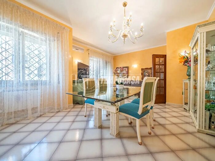 Appartamento trilocale in vendita in Viale Tito Labieno, Roma