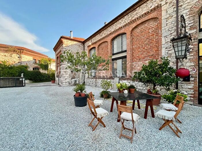 Appartamento con 13 locali in vendita in Pietrasanta