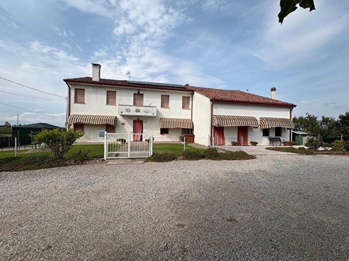 Casa con 12 locali in vendita in Lendinara, Lendinara