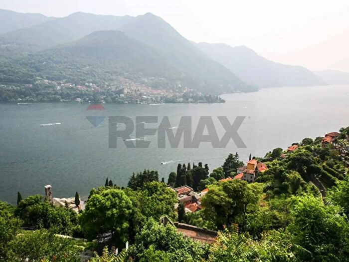 Casa quadrilocale in vendita in Carate Urio