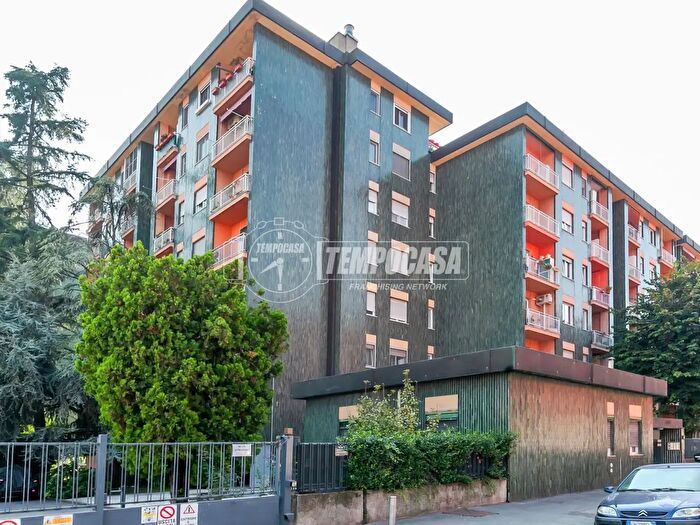 Appartamento trilocale in vendita in Via Rho, Milano