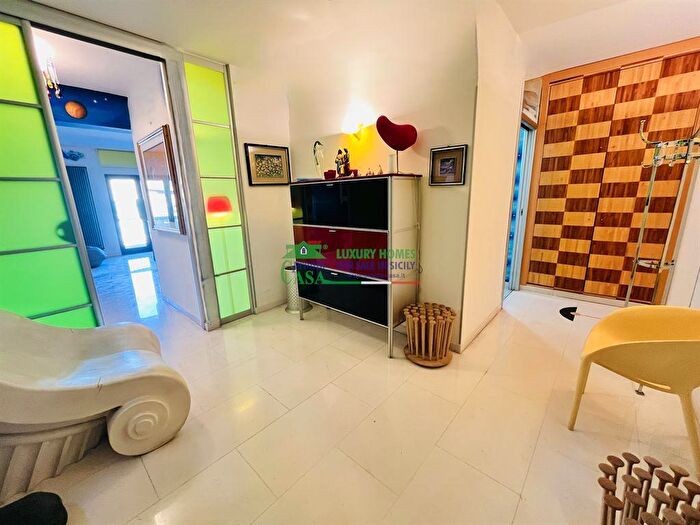 Appartamento con 7 locali in vendita in Via dei Noveli Angolo Corso Ho Chi Min, Comiso