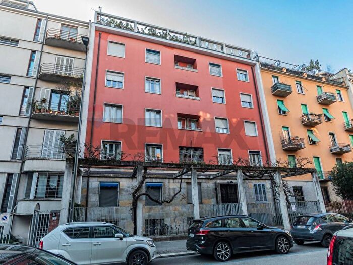 Appartamento trilocale in affitto in VIA LONGHI, Porta Vittoria, Milano