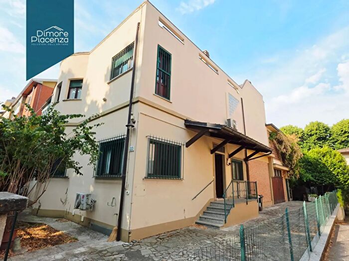 Casa con 14 locali in vendita in Via Gian Maria Molinari, Piacenza