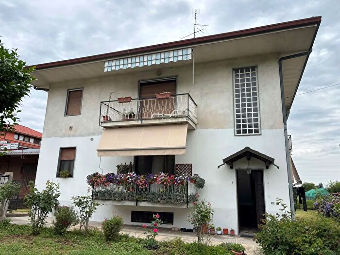 Appartamento quadrilocale in vendita in Via Verbano, Oleggio
