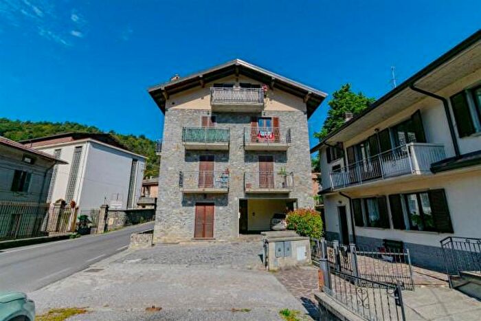 Appartamento trilocale in vendita in Via Brancilione, Corna Imagna