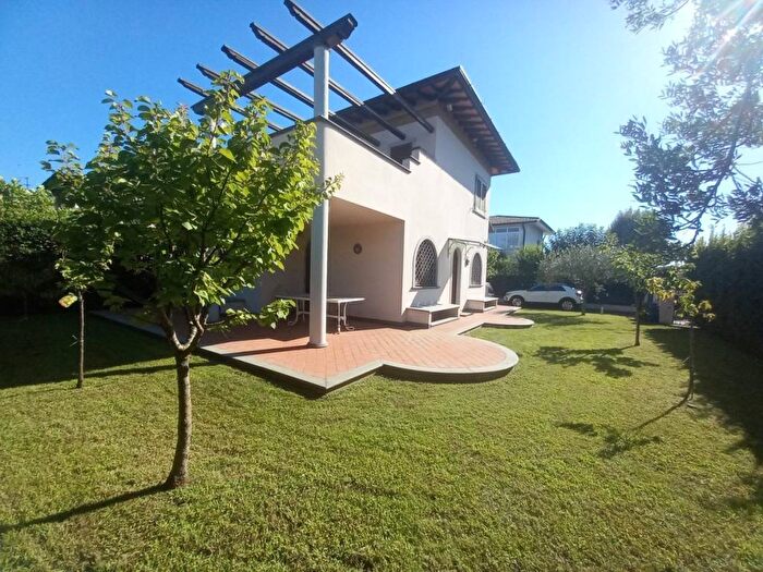 Casa con 6 locali in affitto in via cecco angiolieri, Pietrasanta