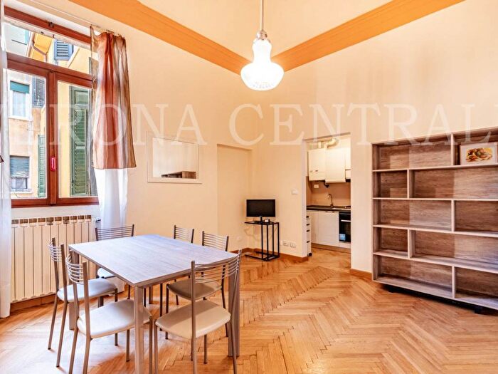 Appartamento trilocale in affitto in Via Rocche, Centro Storico, Verona
