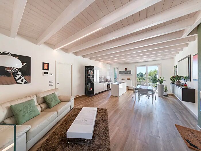 Casa con 5 locali in vendita in Via Vittorio Veneto, Polpenazze