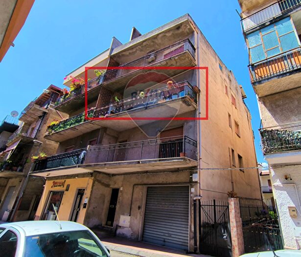 Appartamento quadrilocale in vendita in Via Ischia, Giardini Naxos