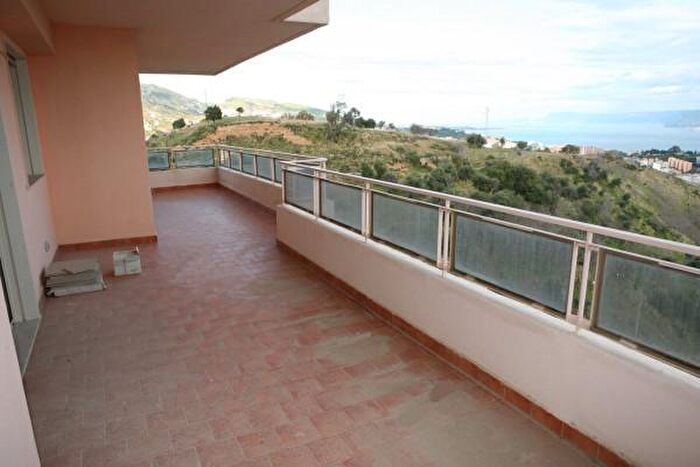 Appartamento con 5 locali in vendita in Via Torrente Trapani, Messina