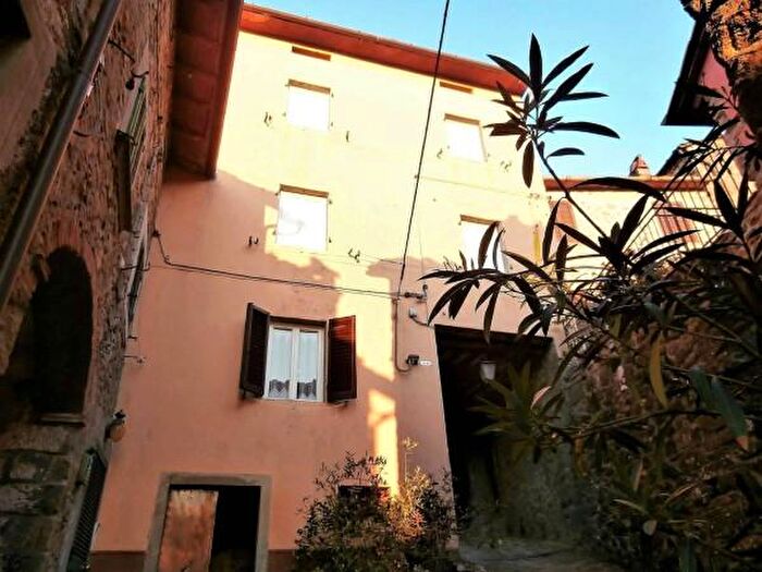 Casa con 6 locali in vendita in Bagni Di Lucca