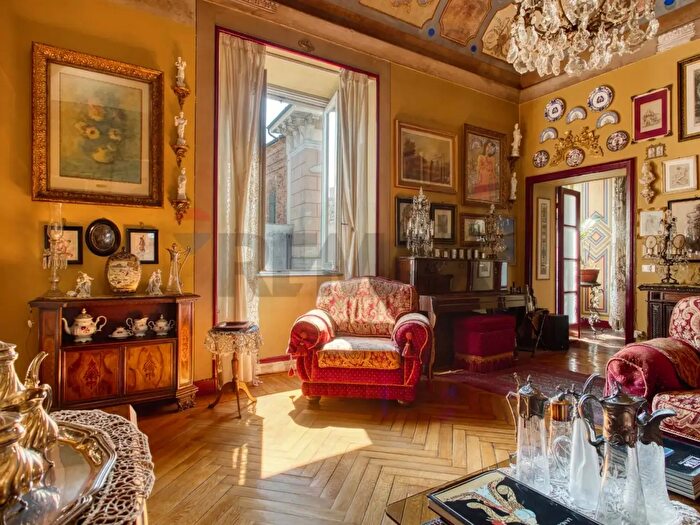 Appartamento con 6 locali in vendita in Corso Cavour, Novara