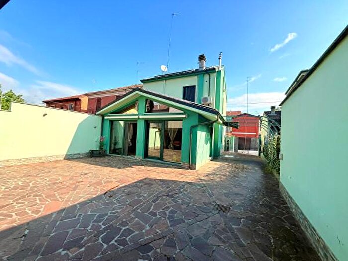 Casa con 6 locali in vendita in Strada Casalcermelli, Alessandria