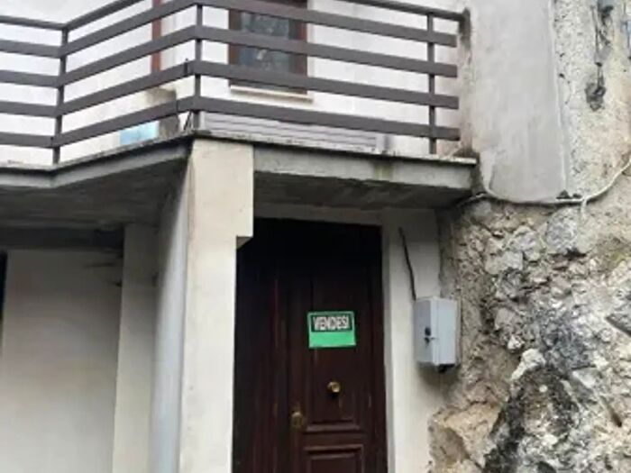 Appartamento trilocale in vendita in Via Roma, Pescorocchiano