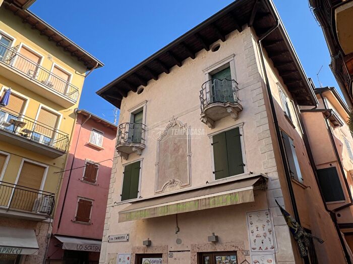 Appartamento trilocale in vendita in Via Giovanni Verga, Torri Del Benaco