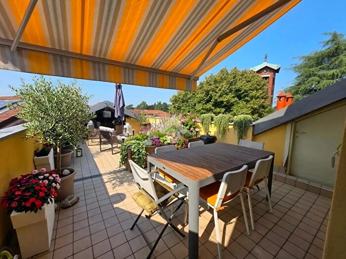 Appartamento quadrilocale in vendita in Via Edmondo De Amicis, Besana In Brianza