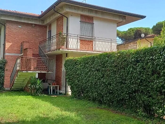 Casa con 10 locali in vendita in Via Livorno, Massa