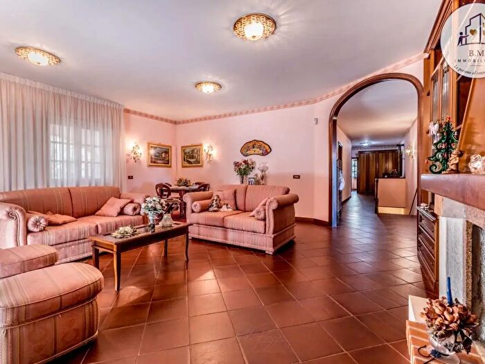 Casa con 14 locali in vendita in Rignano Flaminio