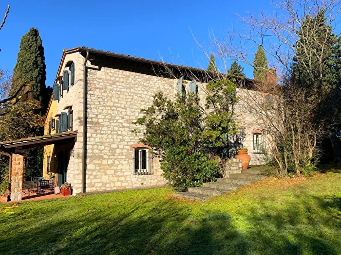 Casa con 12 locali in vendita in Vaiano