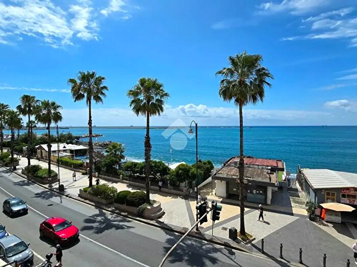 Appartamento con 12 locali in vendita in Via Lungomare di Pegli, Genova