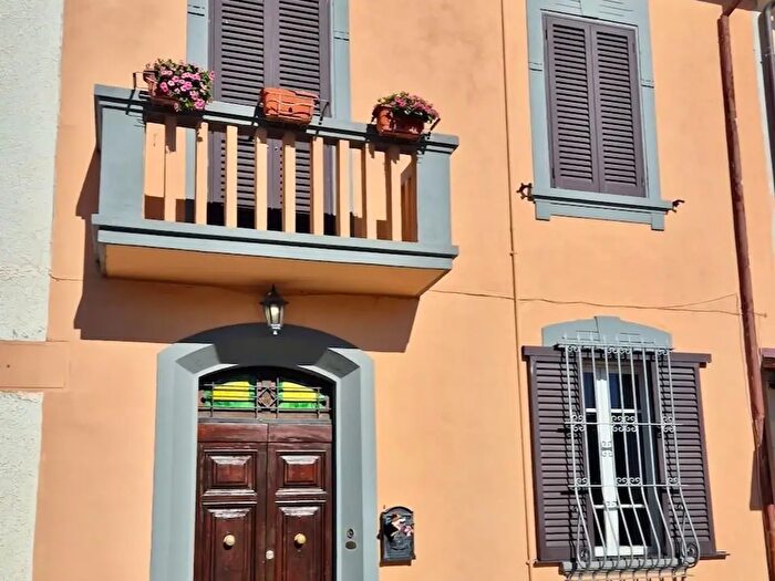 Casa con 6 locali in vendita in Cascina