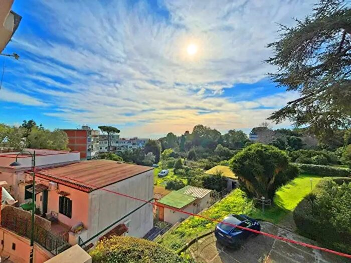 Appartamento con 5 locali in vendita in Via Francesco Petrarca, Napoli