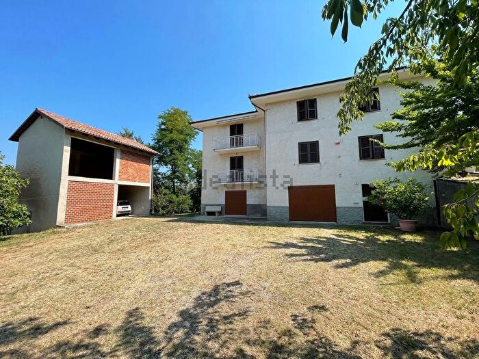 Casa con 15 locali in vendita in Cossano Belbo