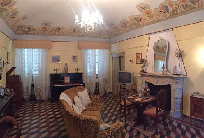 Casa con 6 locali in vendita in Alluvioni Piovera