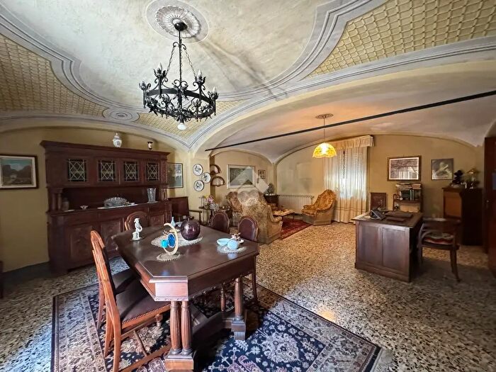 Casa con 12 locali in vendita in Via Regina Margherita, Momo