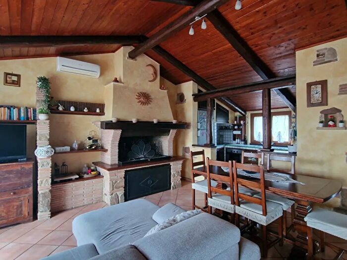 Casa quadrilocale in vendita in Via Poggio Fiorito, Guardea