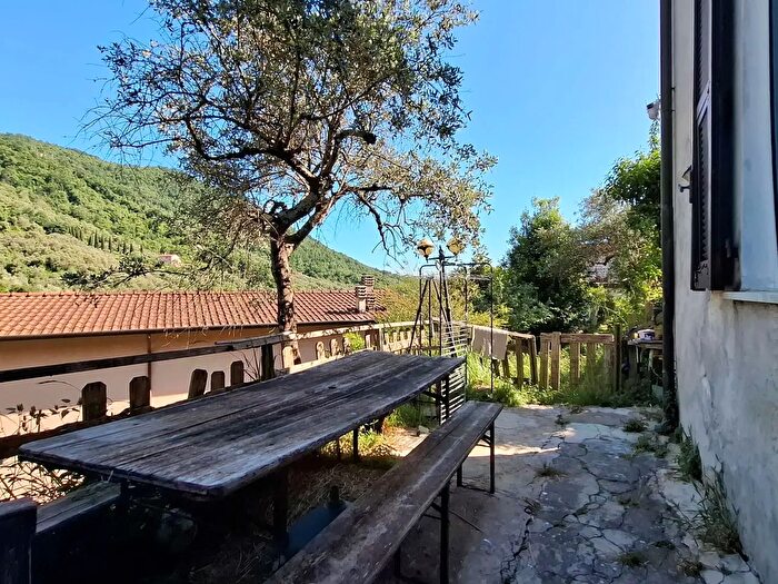 Casa quadrilocale in vendita in Via San Martino, Luni