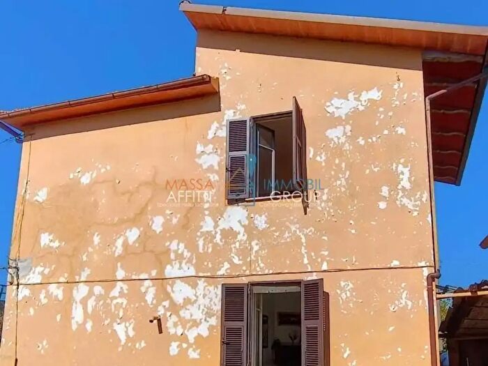 Casa quadrilocale in vendita in Via Romana, Massa