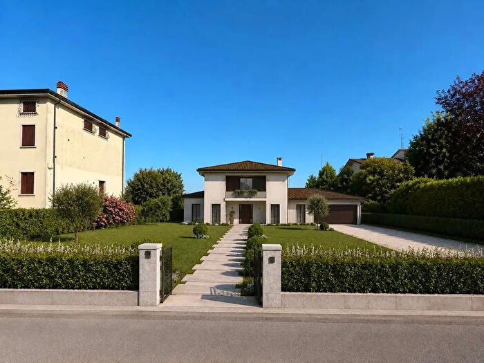 Casa con 8 locali in vendita in Strada Pelosa, Vicenza