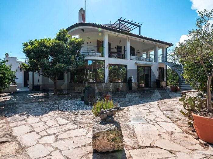 Casa con 13 locali in vendita in Strada Torre Milocca, Siracusa