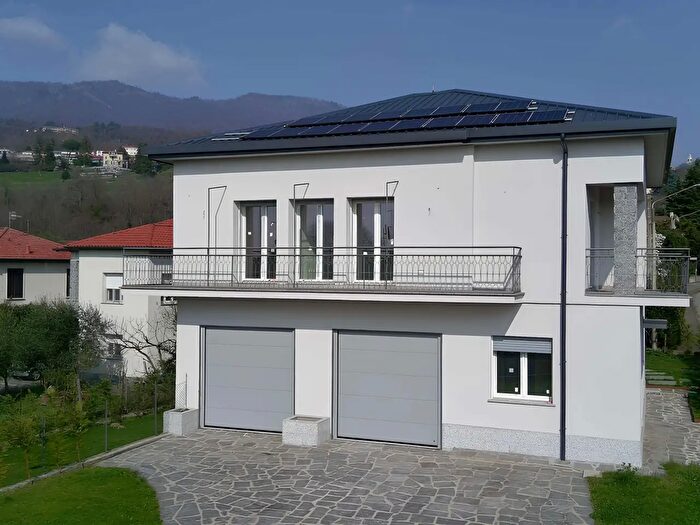 Casa con 12 locali in vendita in Gavirate