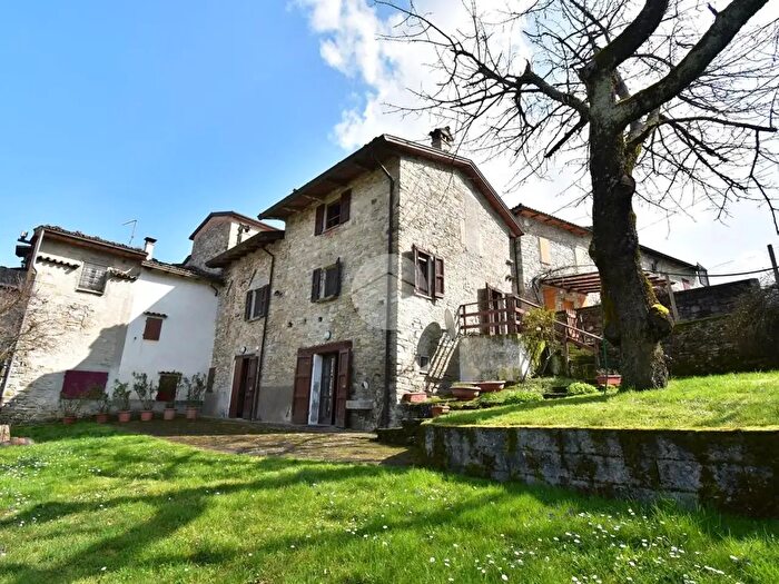 Casa quadrilocale in vendita in Via Borghetto, Calestano