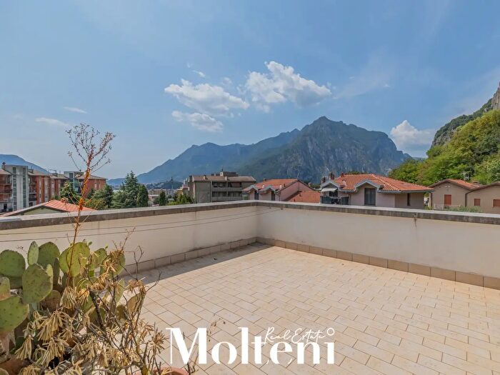 Appartamento trilocale in vendita in Via Montebello, Lecco