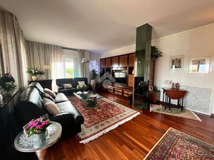 Appartamento trilocale in vendita in Via Sciesa, Riccione