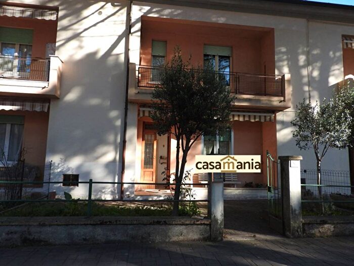 Casa con 6 locali in vendita in Viale Martiri della Libertà, Centro, Pergola