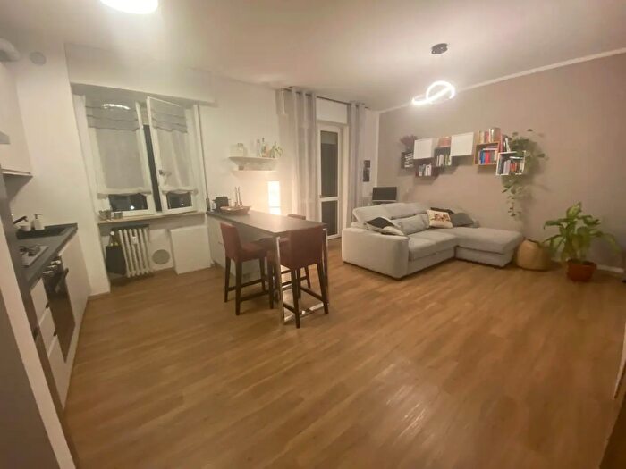 Appartamento trilocale in affitto in Via Vincenzo Russo, Milano