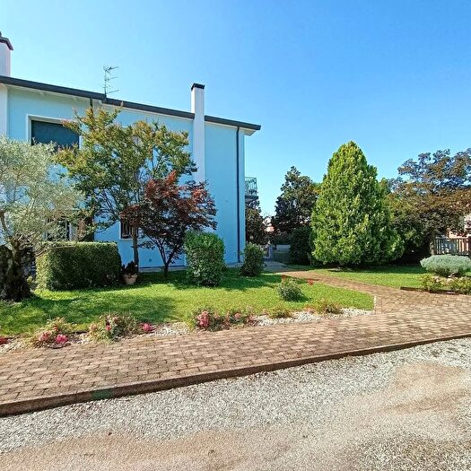 Casa con 10 locali in vendita in San Martino Di Venezze